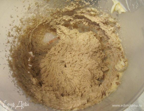 Сливочное масло взбить с сахаром, солью и корицей.
P.S. Сливочное масло должно быть комнатной температуры. Для этого за 30 минут до выпечки достаньте его из холодильника, порежьте на кусочки и оставьте размягчиться.