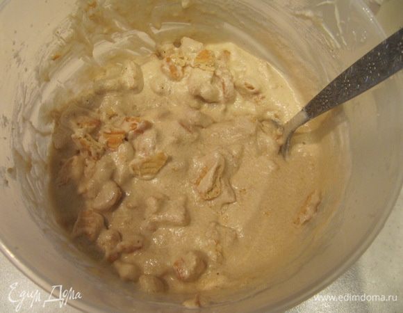 Добавьте ко взбитой массе сливки, затем кусочки печенья. Перемешиваем.
