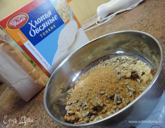 Смешать овсяные хлопья, орехи, семечки, коричневый сахар и измельчить блендером.