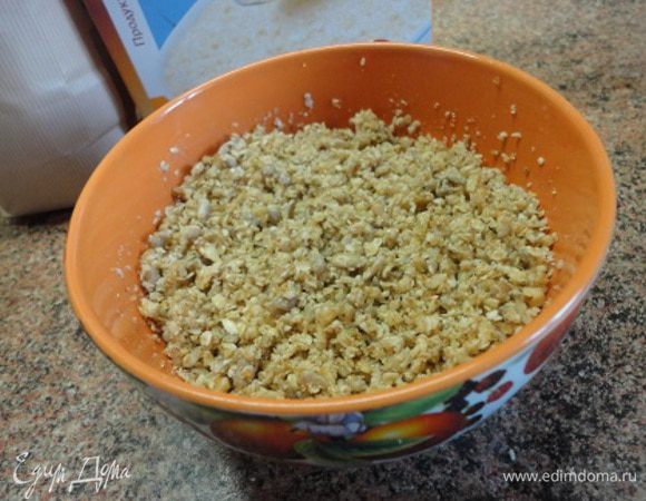 Добавить растительное масло, перемещать до жирной крошки.