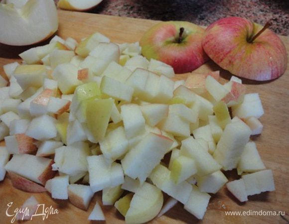 У 2 яблок срезать верхние части — крышечки и нарезать кубиками. В сковороде растопить сахар и добавить к нему яблоки.