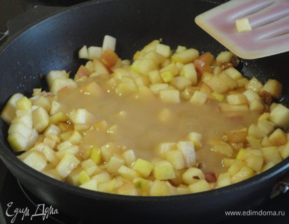 Немного обжарить, затем добавить абрикосовое пюре и тушить минут 5.