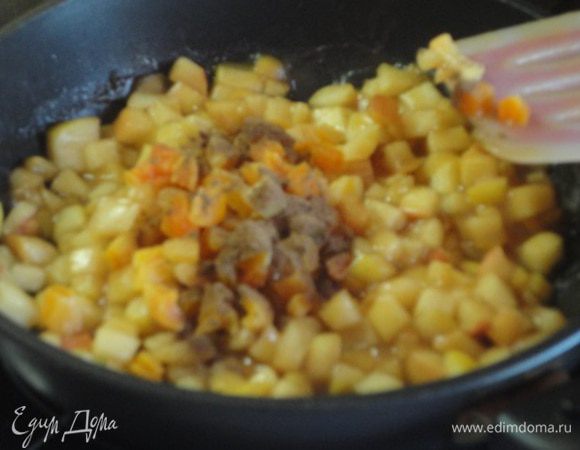 Добавить корицу, нарезанную курагу и перемешать.