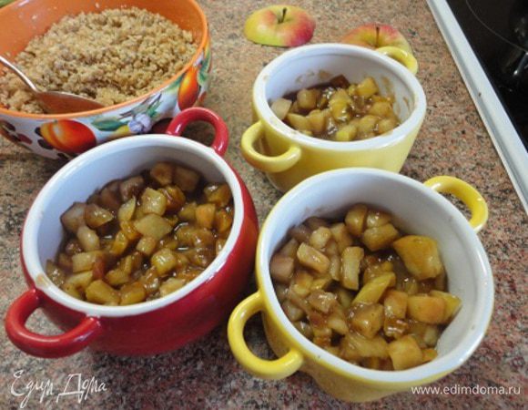 Сразу же разложить начинку по формочкам, смазанным растительным маслом.