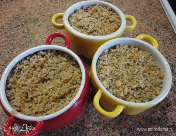 Сверху выложить орехово-овсяную крошку и запекать в духовке 20 минут при температуре 190°C.