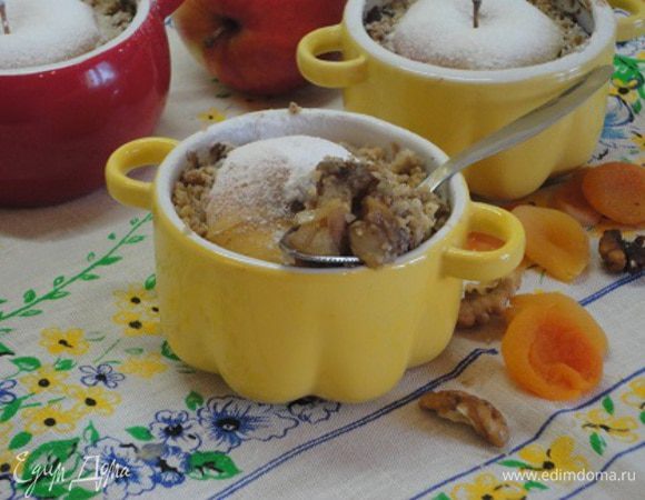 Затем достать формочки из духовки, накрыть яблочными крышечками и запекать еще 5 минут. Готовый десер посыпать сахарной пудрой.
Очень вкусно!