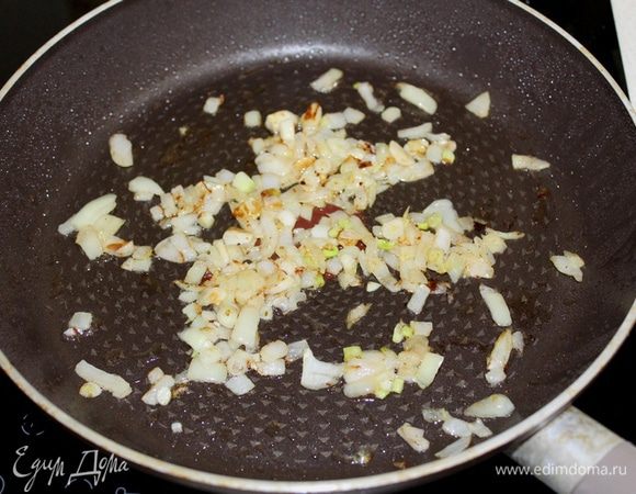 Разогреть оливковое масло в сковороде и потушить мелко порезанные лук с чесноком.
