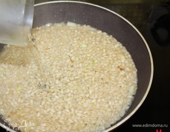 Затем влить вино, дать ему впитаться. Порциями подливать горячий бульон, каждую порцию после того, как впитается предыдущая.