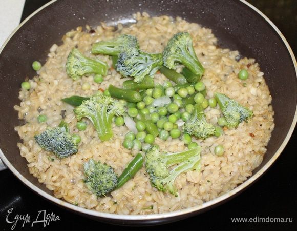 Когда перловка будет практически готова, примерно через 40 минут, добавить горошек и брокколи и зеленую стручковую фасоль. Довести овощи до готовности, но чтобы они сильно не размякли, а были немножечко альденте. Посолить. Поперчить по вкусу. 