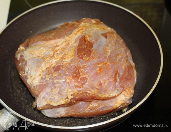 Солим и перчим мясо, точнее втираем. В сковороде на сильном огне разогреваем 1 ст.л. растительного масла. Кладем мясо и обжариваем на сильном огне со всех сторон, около 10 минут в общей сложности.