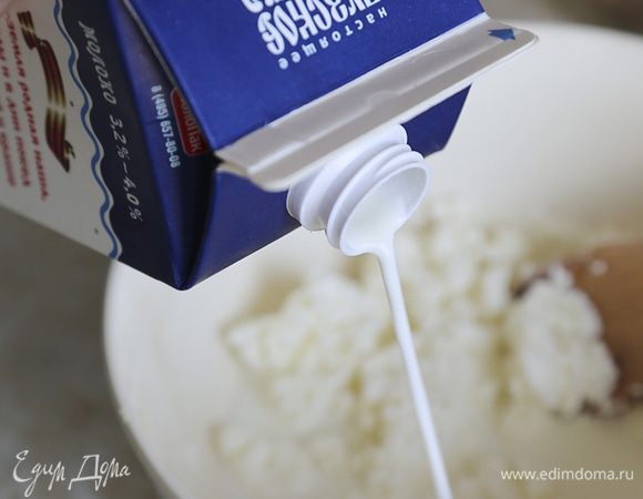 Смазать формочки сливочным маслом, распределить по ним тесто. Для начинки смешать творог с белком, влить молоко. Добавить соль и немного лимонного сока.
