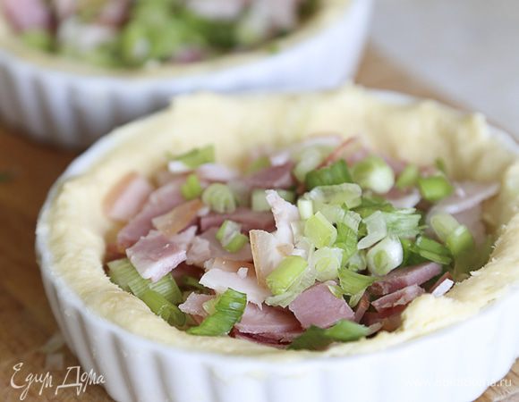 Отдельно нарезать бекон и лук, разложить по формочкам. 