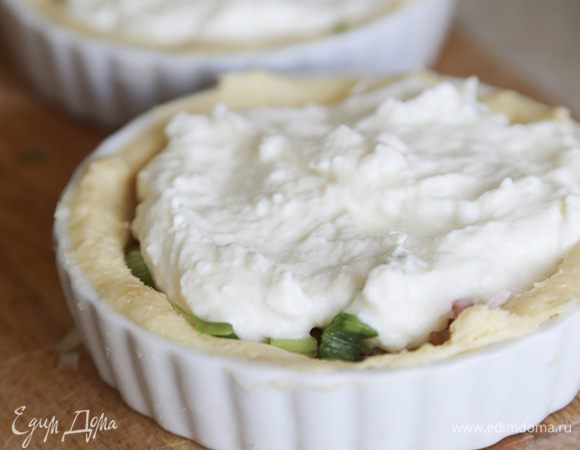 Сверху выложить творожную смесь. Выпекать при 180°C около 35 минут. Дать немного остыть.