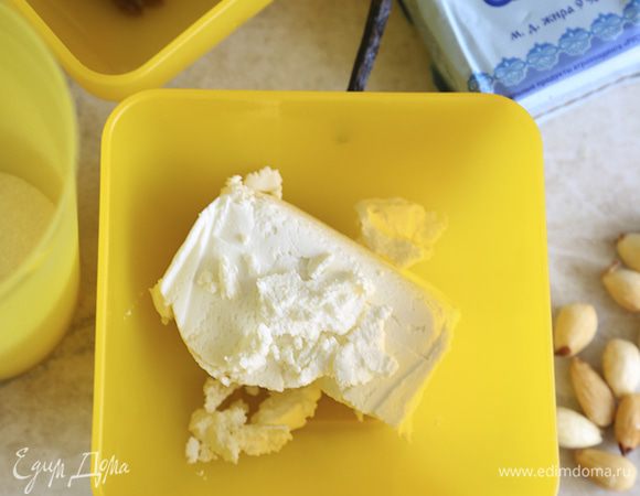 Миндаль залить кипятком, оставить на пару минут. Затем воду слить, миндаль очистить и обсушить. Половину ванильного стручка разрезать вдоль. Выскрести семена, добавить их к творогу.

