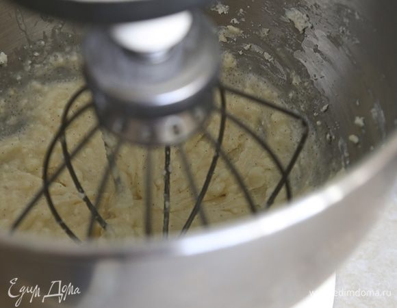 Влить сливки, добавить сахар и желток. Все взбить миксером.

