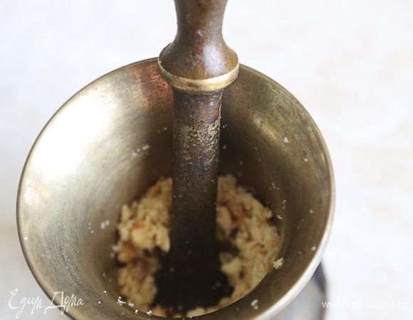 Тем временем растолочь в ступке миндаль. Промыть и обсушить изюм.

