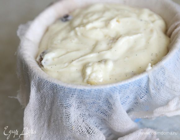 Смешать творожный крем с миндалем и изюмом. Форму застелить влажной марлей, выложить в нее творожный крем. Накрыть марлей и поставить под пресс на ночь. Во время выстаивания будет образовываться жидкость, ее нужно сливать.

