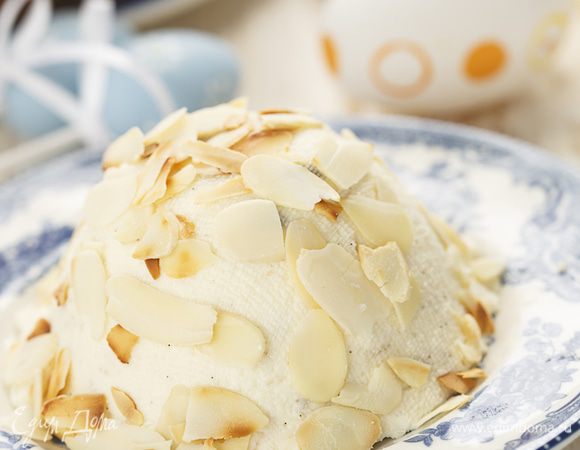 На следующий день вынуть из формы и посыпать поджаренными миндальными лепестками.
