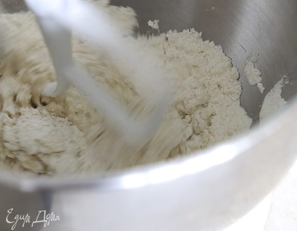 Отмерить половину (100 г) муки. Теплое молоко смешать с дрожжами. Влить в муку растворенные в молоке дрожжи. Перемешать, накрыть салфеткой, оставить на 30-40 минут.
