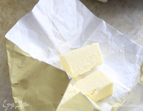 Отмерить сливочное масло, оставить при комнатной температуре. Яйцо разделить на белок и желток.
