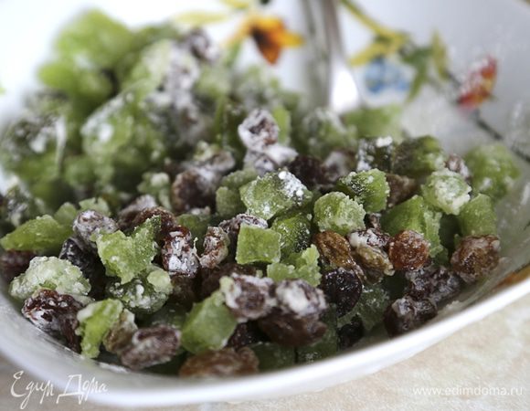 Изюм промыть, обсушить. Цукаты нарезать, добавить к изюму. Прибавить 1-2 ст.л. муки и перемешать.
