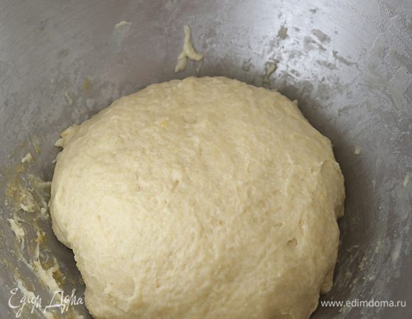 Тесто собрать в шар, положить в смазанную растительным маслом миску, накрыть салфеткой, оставить на 1 час.
