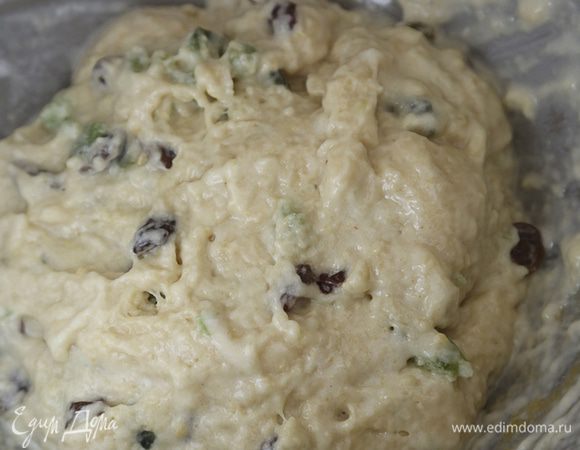 Взбить белок. Вмешать в тесто цукаты и взбитый белок. По необходимости смазать руки (при ручном замесе) или миску растительным маслом, так как тесто будет довольно липким.
