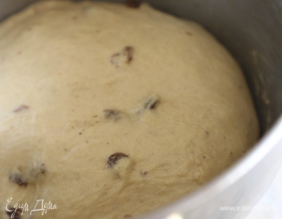 Месить тесто 5 минут. Затем накрыть салфеткой и оставить в смазанной растительным маслом миске на 1 час.

