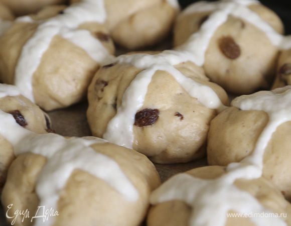 Для мучной пасты смешать муку с сахаром. Постепенно добавить воду, до получения гладкой, тягучей массы. Переложить мучную пасту в небольшой пакет, срезать уголок и нанести на булочки рисунок.
Поставить булочки в разогретую до 190°C духовку, выпекать 10 минут. Затем снизить температуру до 180°C и выпекать еще около 15 минут.

