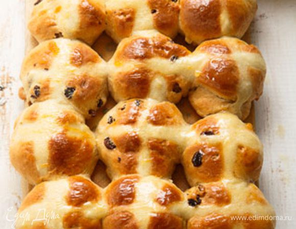 Абрикосовый джем подогреть. При помощи кулинарной кисточки нанести на булочки. Или смазать булочки жидким медом.