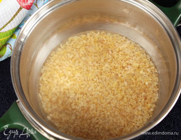 Для измерения ингредиентов я использую граненый стакан советских времен. Булгур промыть (если требует инструкция на упаковке) и залить кипятком в соотношении, указанном на упаковке. Оставить для набухания.