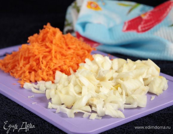 Подготовить лук репчатый и морковь. Лук (г 50-70) мелко порезать, морковь (г 60-80) натереть на крупной терке. В сковороде с разогретым маслом сначала обжарить лук до золотистого цвета, затем добавить морковь. Прожарить все вместе, помешивая, чтобы овощи не пригорели и не подгорели.