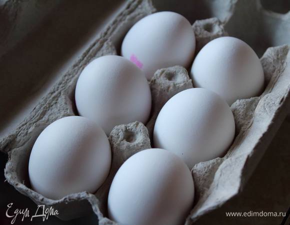 Разделить яйца на желтки и белки.