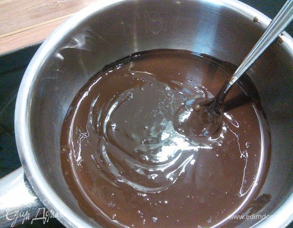 100 г шоколада растопить любым удобным для вас способом. Вишни помыть и удалить косточки. У меня вишня мороженная, уже без косточек. 