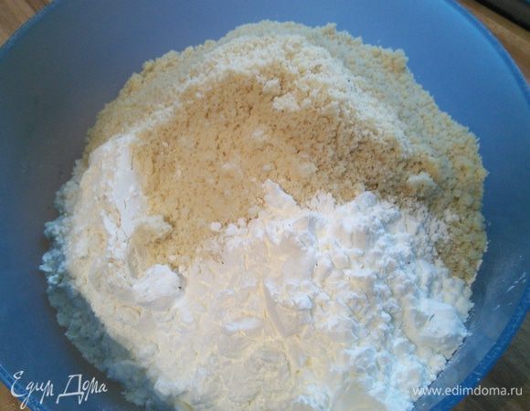 Смешать муку, крахмал и разрыхлитель очищенный молотый миндаль. 