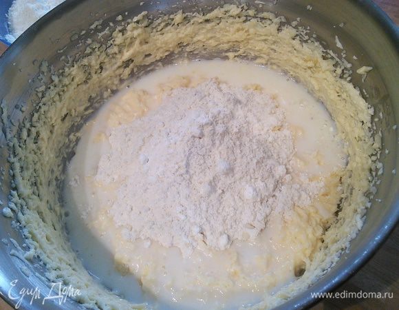 Муку ввести порциями, чередуя с порциями молока (примерно 50 мл молока и 2-3 ст л мучной смеси ). 