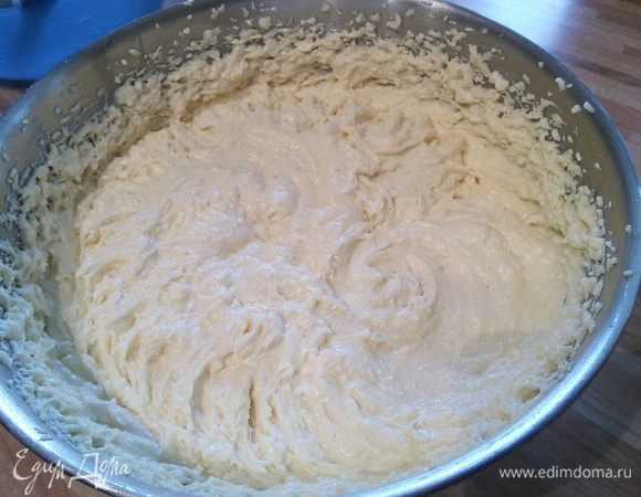 Тесто получается довольно густое. 