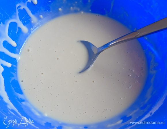 Молоко подогрейте до теплого, разведите в нем дрожжи, добавьте 1 ст. л. сахара и 60 г муки. Перемешайте и оставьте на 30 минут.