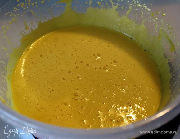 Желтки взбить до однородной массы с половиной сахара.