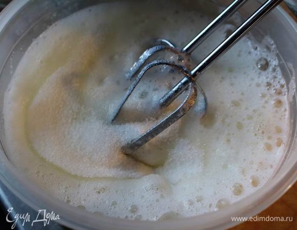 Белки взбить с щепоткой соли и второй половиной сахара в устойчивую пену.