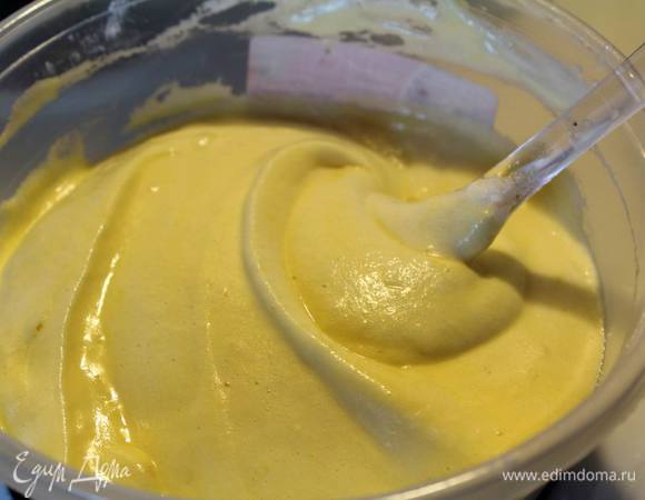 Вмешать крахмал, муку и пекарский порошок. Размешивать осторожно, заворачивающими движениями, чтоб сохранить воздушность теста.