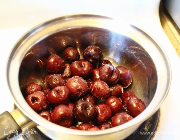 Пока печется бисквит — вишни засыпать сахаром, долить воды и на медленном огне довести до кипения.