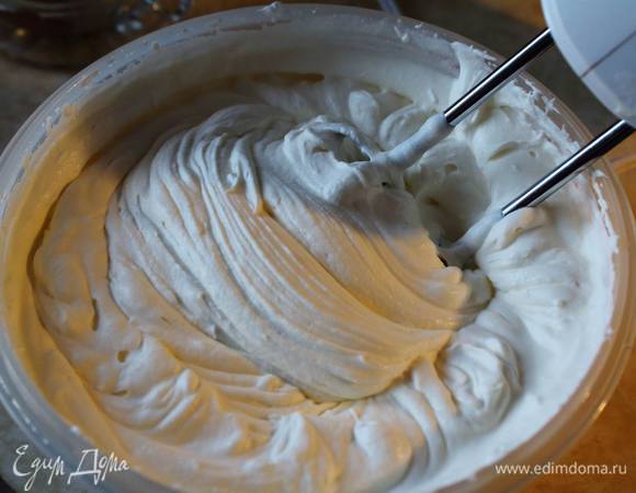 Бисквит печется, вишни варятся — займемся кремом. Сливки взбить до устойчивых пиков.
