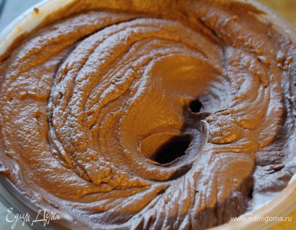 Влить сгущенку и размешать. Растопить шоколад и еще раз взбить с ним крем.
Консистенция густая, но не очень теплоустойчивая, потому лучше отправить в холодильник на 30-60 минут (как раз пока не остынут бисквит и вишни).