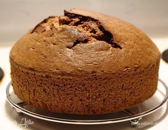 Готовый бисквит выложить на решетку остывать. Горочка с трещинками не проблема — ее срежем и используем для украшения :)