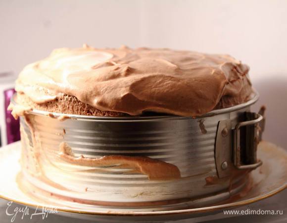 Лучше собирать торт в круге от разъемной формы — у меня он захотел разъехаться в процессе (видимо, вишни не до конца остыли и подтопили сливки). Потому я потом одела на него форму и дособирала (потому и форма вся в креме)
Крошки от верхушки и где-то 1/4 часть крема стоит оставить на украшение.
Крем в холоде застывает мгновенно, поэтому торт держит форму хорошо.