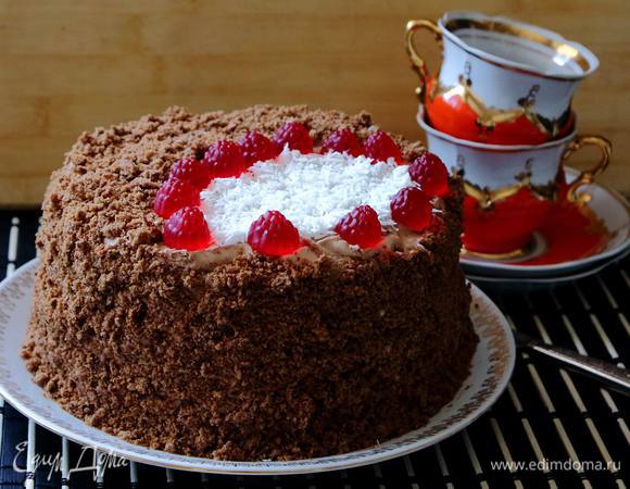 На утро снимаем форму, обмазываем оставшимся кремом и украшаем крошками.
Торт, как я написала уже, повторялся, поэтому второй я украсила чуть иначе.