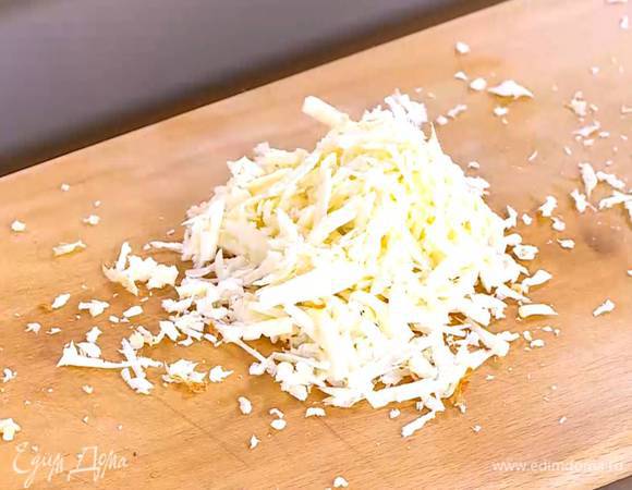 Сулугуни натереть на крупной терке.