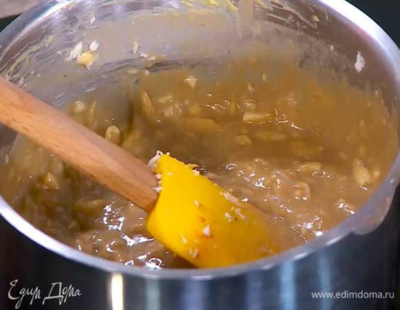 Приготовить соус: в небольшой кастрюле растопить сливочное масло, добавить муку и, непрерывно помешивая, прогревать на небольшом огне 2‒3 минуты. Когда масса заварится, добавить кайенский перец, горчицу и, продолжая перемешивать, тонкой струйкой влить пиво, затем всыпать натертый сулугуни и дать ему полностью раствориться в соусе. Готовый соус посолить и перемешать.