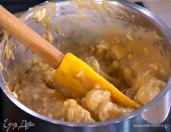 Цветную капусту выложить в соус, перемешать и дать немного постоять.